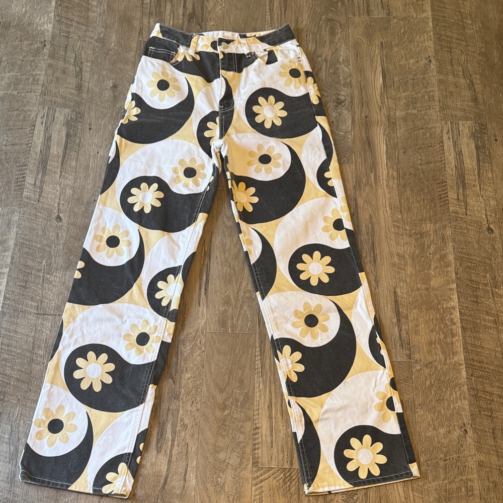 PacSun 90’s Boyfriend Black and White Flower & Ying Yang Patterned Jeans-Size 26
